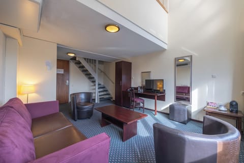 Deluxe Room, 2 Twin Beds | 1 bedroom, in-room safe, desk, soundproofing