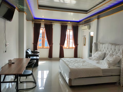 Superior Room | Premium bedding, down comforters, memory foam beds, desk