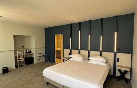 Suite | Premium bedding, minibar, in-room safe, desk