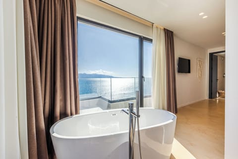 Panoramic Sea View Junior Suite with Bath Tub | Deep soaking bathtub