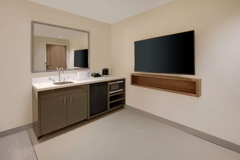 1K BLCNY STE MOB ACC TUB | 1 bedroom, premium bedding, in-room safe, desk