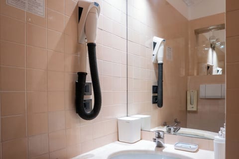 Comfort Double Room | Bathroom | Shower, rainfall showerhead, free toiletries, hair dryer