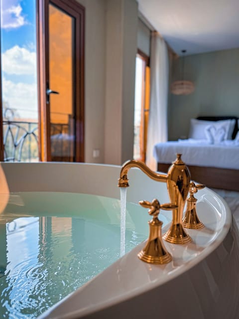 Executive Suite, Mountain View | Bathroom | Combined shower/tub, designer toiletries, hair dryer, children's robes