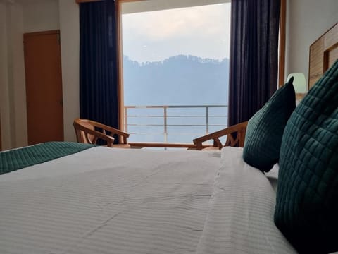 Deluxe Room | Desk, laptop workspace, blackout drapes, iron/ironing board