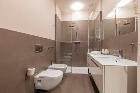 Superior Room, 1 Bedroom | Bathroom | Shower, free toiletries, hair dryer, slippers