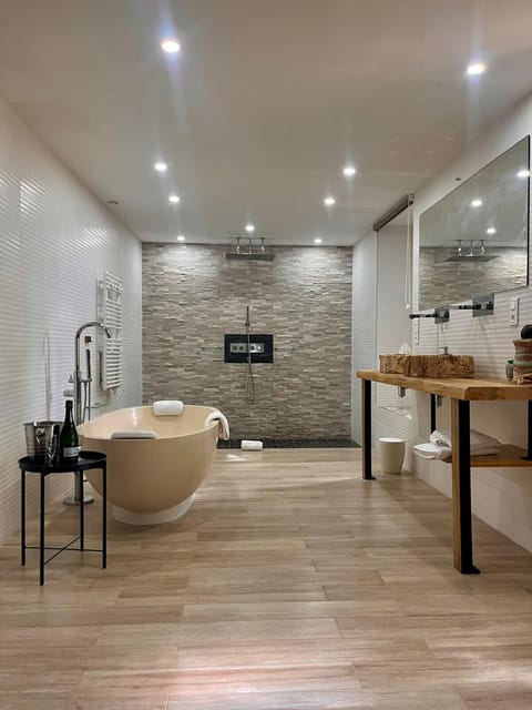 Honeymoon Room, Garden View | Bathroom | Towels