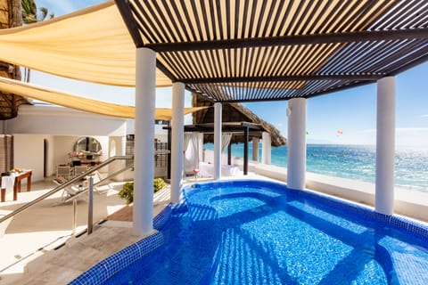 Couples treatment rooms, hot tub, body treatments, hydrotherapy