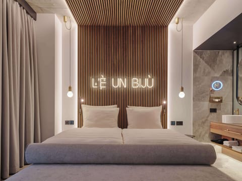 Hypo-allergenic bedding, minibar, desk, laptop workspace