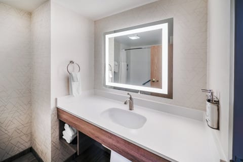 Standard Room, 2 Queen Beds | Room amenity