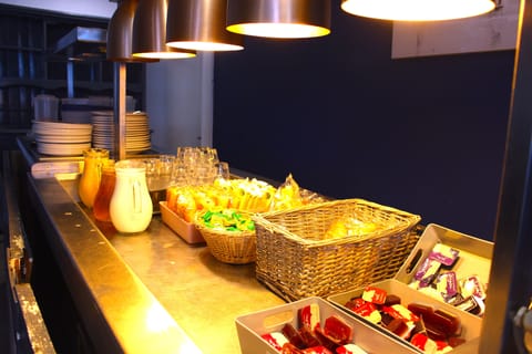 Daily continental breakfast (GBP 7.50 per person)