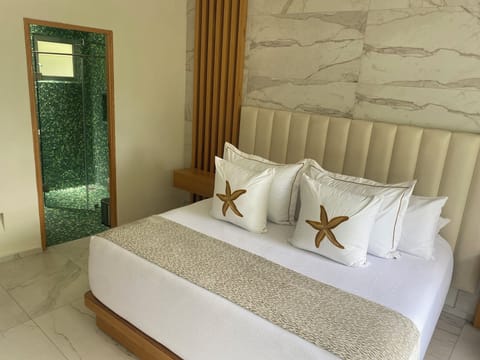 Laptop workspace, soundproofing, free WiFi