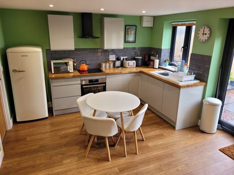 Cabin | Private kitchen | Fridge, microwave, oven, stovetop