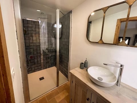 Standard Double Room, Private Bathroom | Bathroom | Shower, rainfall showerhead, free toiletries, hair dryer