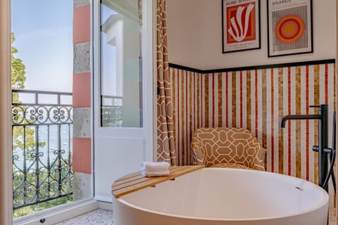 Luxury Double or Twin Room, Ensuite, Ocean View ("Henrietta") | Bathroom | Slippers