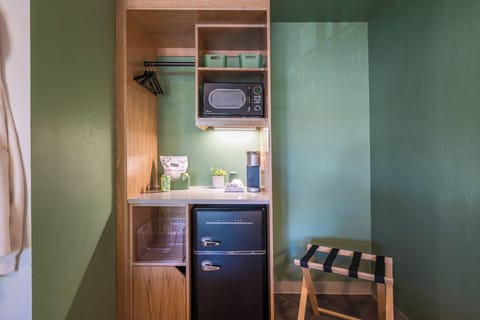 Deluxe Room | Iron/ironing board, free WiFi