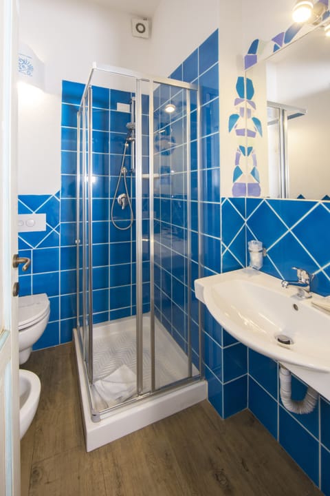 Shower, free toiletries, hair dryer, bidet