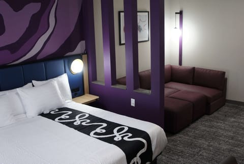 Studio Suite, 1 King Bed, Non Smoking (Wide) | Premium bedding, iron/ironing board, free WiFi, bed sheets