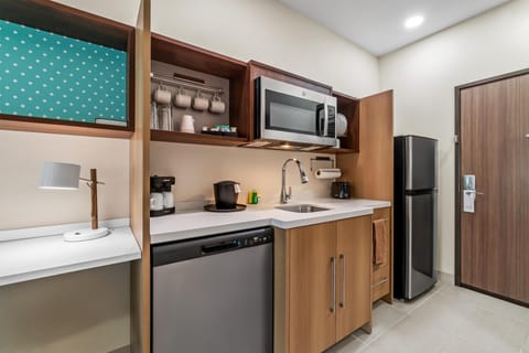 Studio Suite, 1 King Bed | Private kitchen
