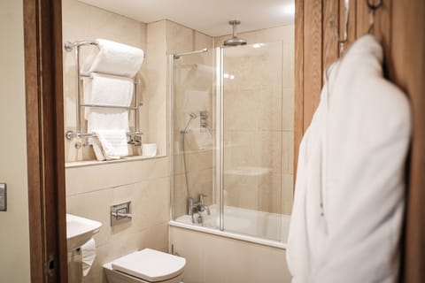 Superior King/Twin Room | Bathroom | Shower, free toiletries, bathrobes, slippers
