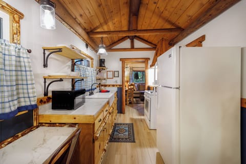 #4 Arrowhead Outpost (Non-Pet)  | Private kitchen | Full-size fridge, microwave, oven, stovetop