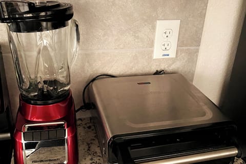 Full-size fridge, microwave, oven, stovetop