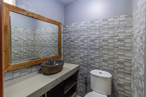 Standard Suite | Bathroom | Shower, towels, soap