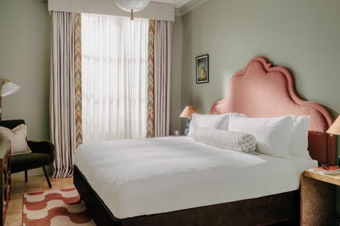 Minibar, in-room safe, iron/ironing board, free WiFi