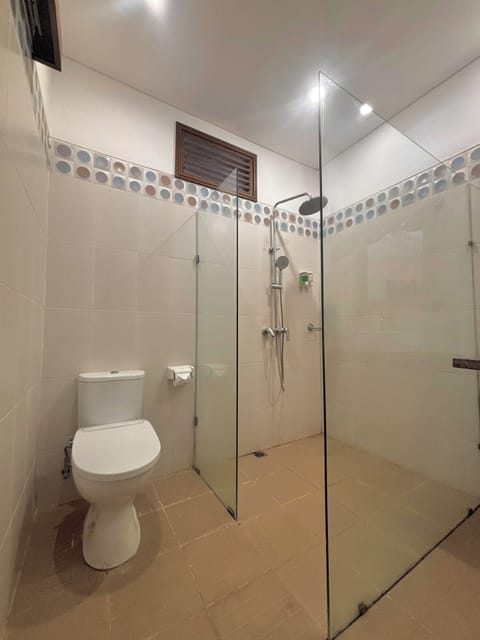 Basic Apartment, Garden View | Bathroom | Shower, hydromassage showerhead, hair dryer, bidet