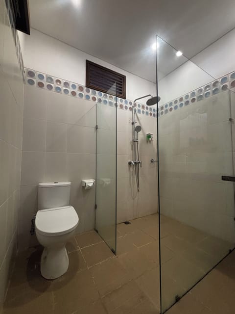 Basic Apartment, Garden View | Bathroom | Shower, hydromassage showerhead, hair dryer, bidet