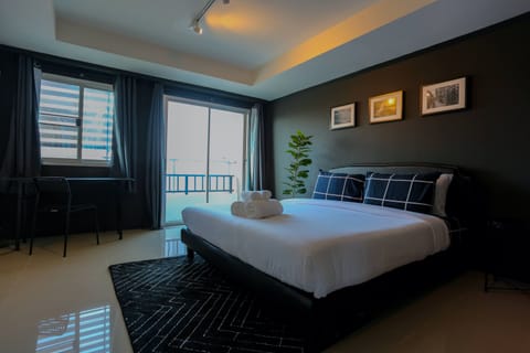 Single Room, 1 King Bed, Shared Bathroom | Free WiFi, bed sheets
