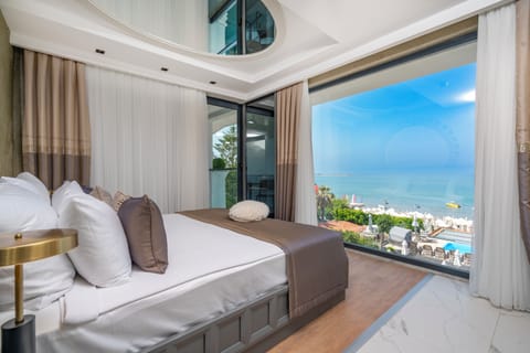 Standard Double or Twin Room | Hypo-allergenic bedding, in-room safe, laptop workspace, free WiFi