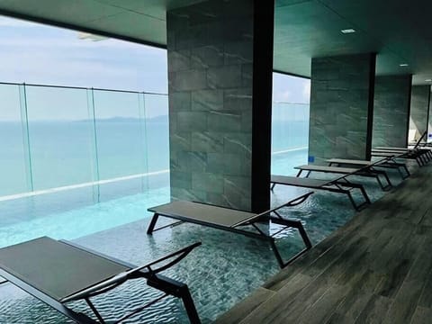 2 outdoor pools