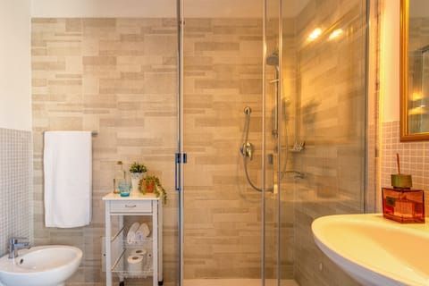 Comfort Double Room, 1 Bedroom, Refrigerator & Microwave, City View | Bathroom | Shower, free toiletries, hair dryer, bidet