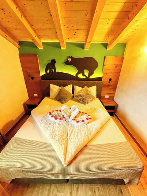 Deluxe Room, Mountain View | Down comforters, in-room safe, individually furnished, blackout drapes