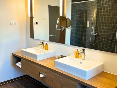 Premium Room | Bathroom | Shower, rainfall showerhead, hair dryer, towels