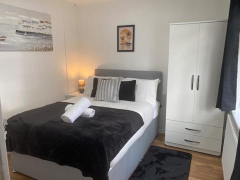 House | 4 bedrooms, free WiFi, bed sheets