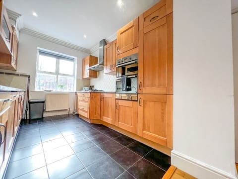 Superior House, Private Bathroom, Park View | Shared kitchen | Full-size fridge, microwave, oven, stovetop