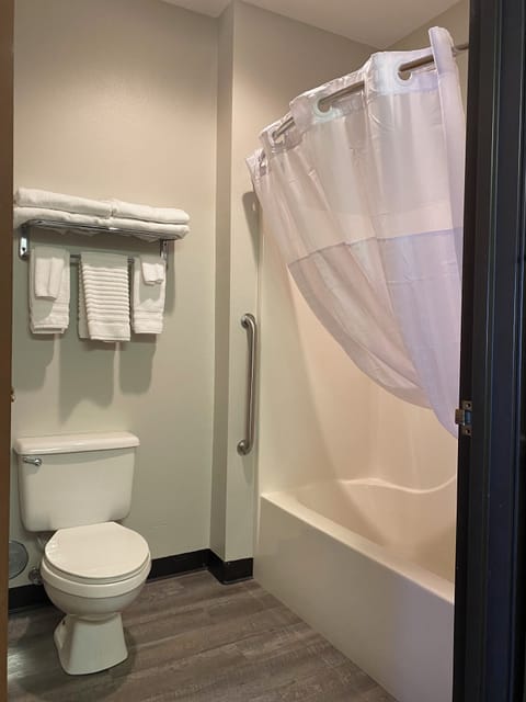 Combined shower/tub, towels, soap, shampoo