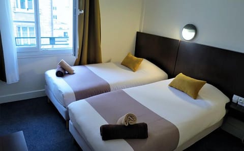 Classic Triple Room, Connecting Rooms | Frette Italian sheets, premium bedding, individually decorated, desk