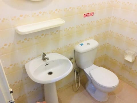 Standard Double Room (Air Condition) | Bathroom | Shower, free toiletries, towels