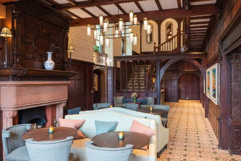 2 restaurants, lunch, dinner served; British cuisine