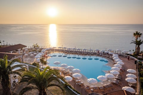 Seasonal outdoor pool, pool umbrellas, sun loungers