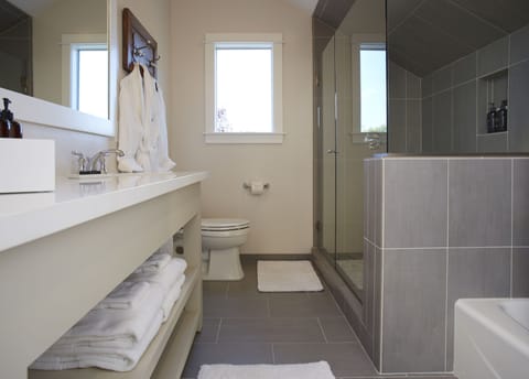 Standard Room, 1 King Bed | Bathroom | Separate tub and shower, hair dryer, bathrobes, towels