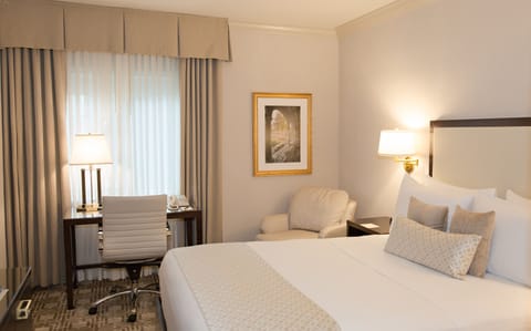Standard Room, 1 Queen Bed | In-room safe, blackout drapes, iron/ironing board, free WiFi