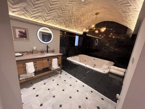 Premium Double Room | Bathroom | Hair dryer, bathrobes, bidet, towels