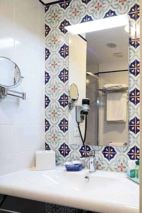 Standard Room (Ground Floor) | Bathroom | Shower, hydromassage showerhead, hair dryer, slippers