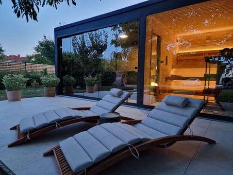 Sauna, hot tub