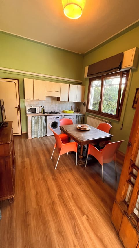 Full-size fridge, microwave, oven, dishwasher