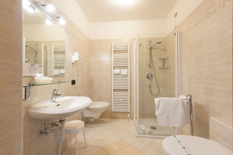 Smart View Con Balcone | Bathroom | Shower, free toiletries, hair dryer, bidet
