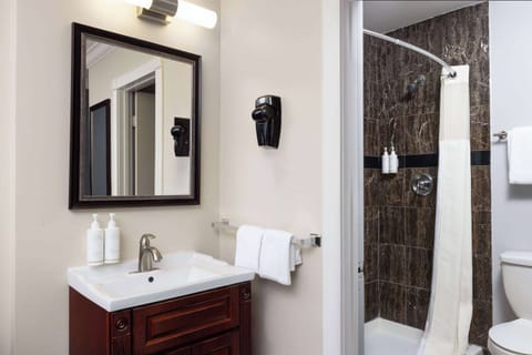 Combined shower/tub, hair dryer, towels